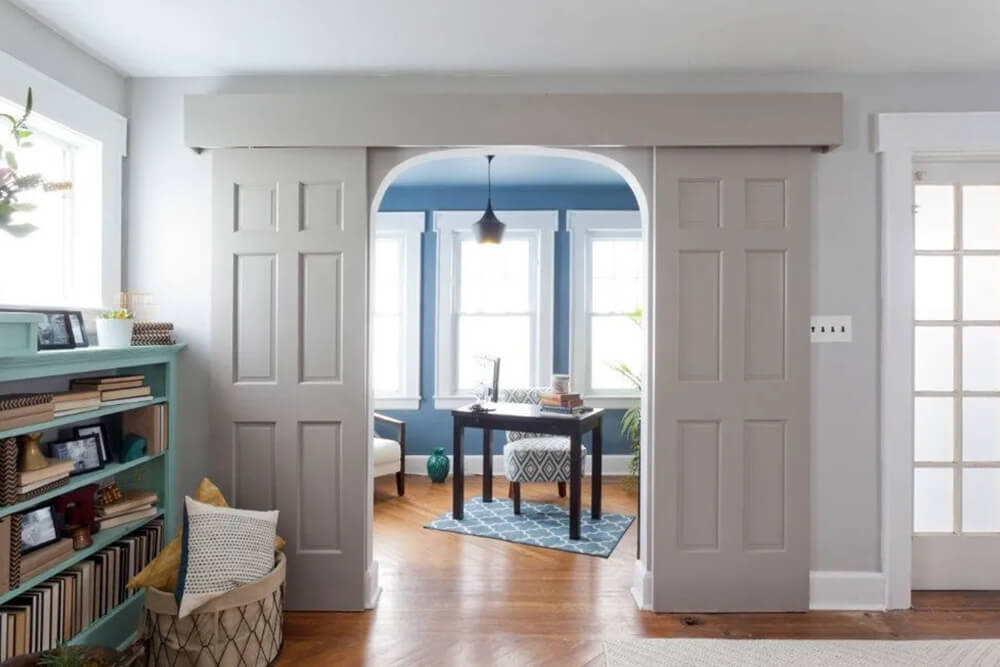 Раздвижные серые двери комнаты