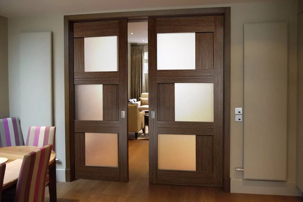 Темно-коричневые остекленные раздвижные двери